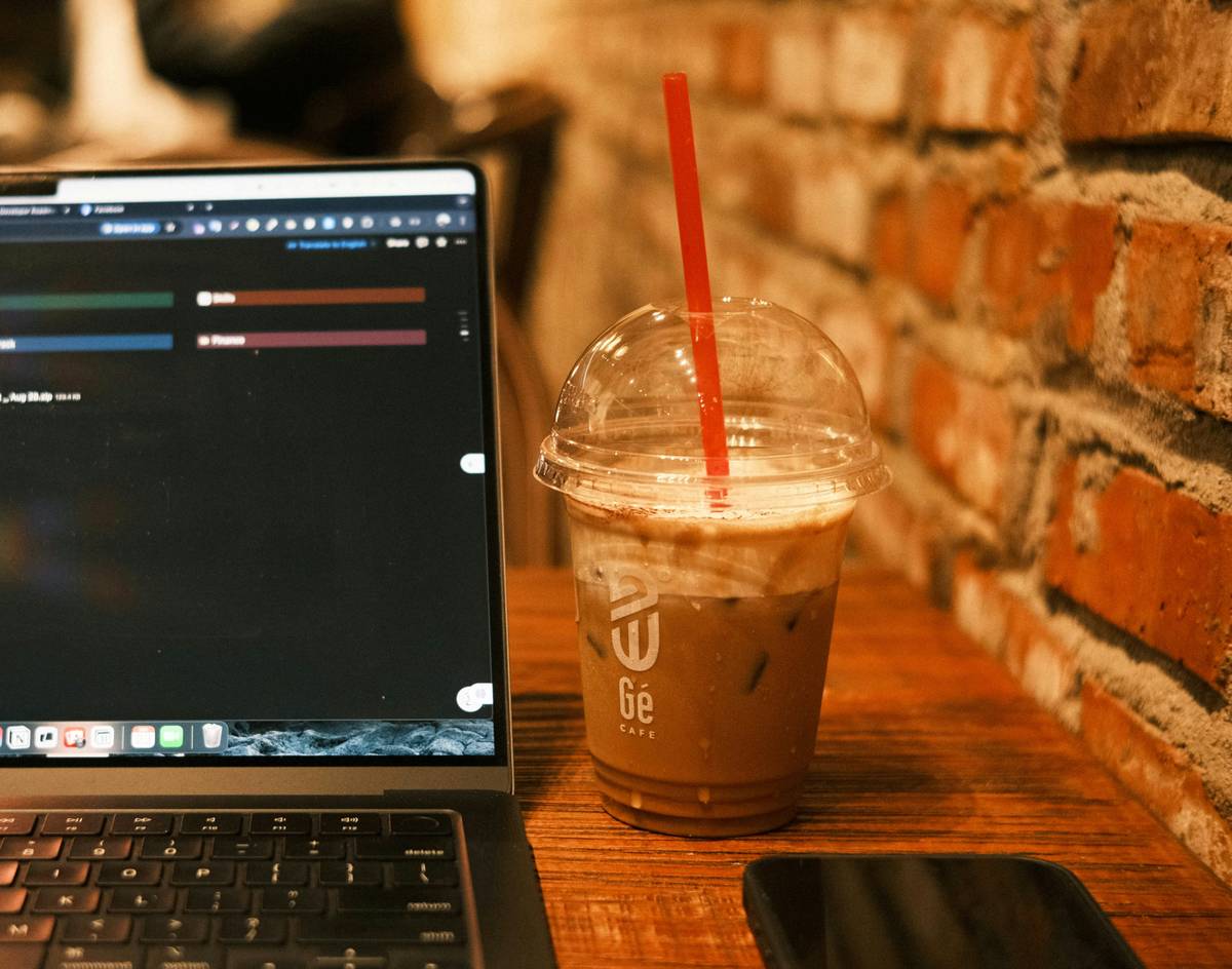 Bar chart showing 68% of digital nomads earn via freelance writing; average monthly income ranges from $1,500 to $7,000 based on niche specialization