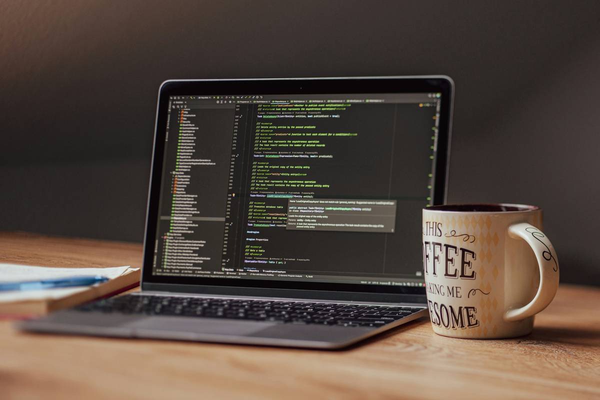 Bar chart showing top challenges for remote web developers: timezone misalignment (72%), unreliable internet (65%), scope creep (58%), client trust gaps (51%)
