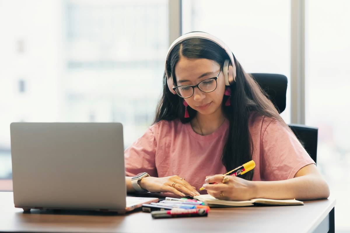 How to Become an Online English Tutor While Living the Digital Nomad Life (Without Burning Out)