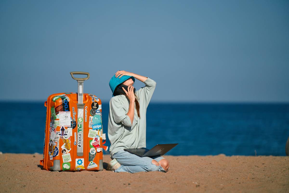 Infographic showing gaps between standard travel insurance and digital nomad insurance: standard excludes long-term stays, work equipment, mental health; nomad policies cover all three